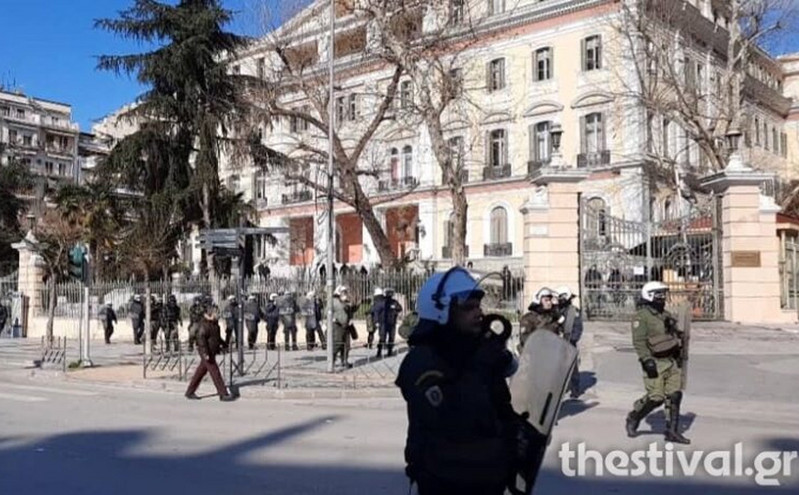 Επεισόδια στη Θεσσαλονίκη: Αντιεξουσιαστές πέταξαν πέτρες στα ΜΑΤ