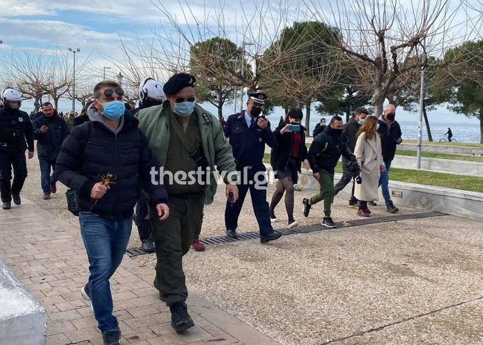 Ένταση στην Θεσσαλονίκης: Δύο προσαγωγές ατόμων που έριξαν τον Σταυρό στον Θερμαϊκό