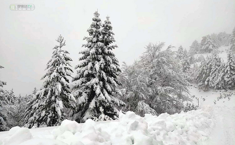 Εντυπωσιακές εικόνες από την χιονισμένη Ήπειρο: Στα «λευκά» Τζουμέρκα, Μέτσοβο και Κόνιτσα