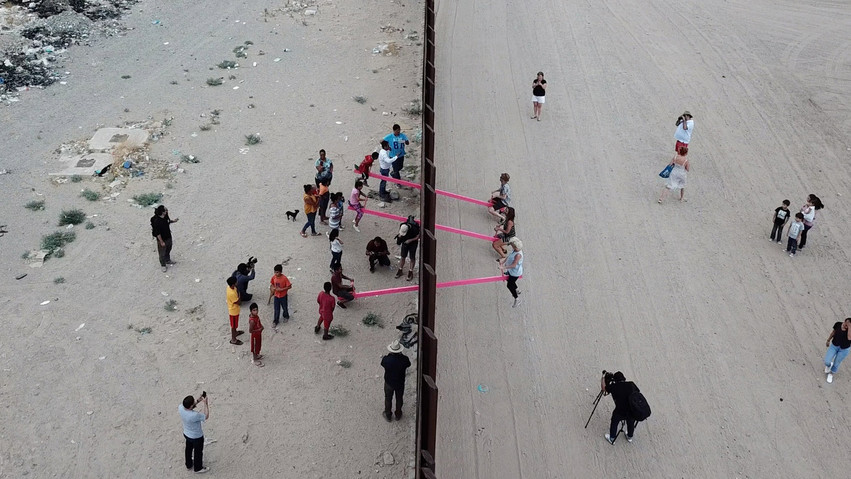Design of the Year oι ροζ τραμπάλες στον «φράχτη» ΗΠΑ-Μεξικού
