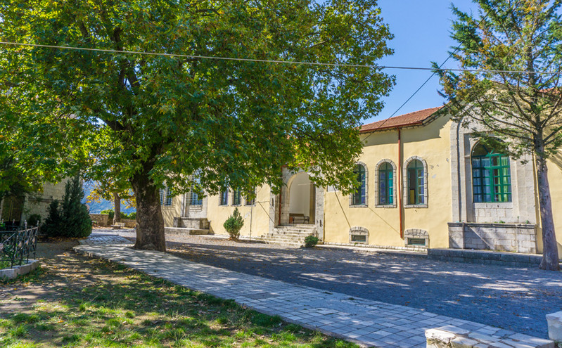 Το χωριό της Πελοποννήσου που φιλοξενεί την αρχαιότερη βιβλιοθήκη της Ελλάδας