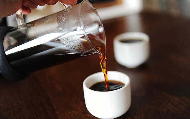 Ο εύκολος τρόπος να φτιάξεις καφέ χωρίς καφετιέρα