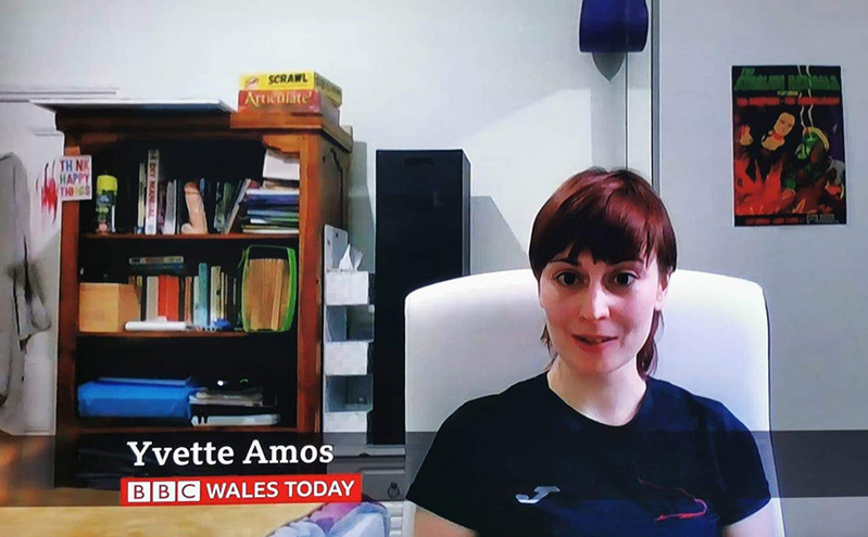 Μιλούσε για την ανεργία αλλά το… ακατάλληλο αντικείμενο στη βιβλιοθήκη της τράβηξε τα βλέμματα