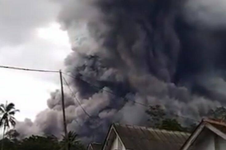 Απίστευτες εικόνες από την έκρηξη ηφαιστείου στην Ινδονησία &#8211; Τέφρα εκτοξεύτηκε σε ύψος 5 χιλιομέτρων