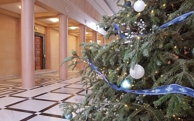 Ακόμη δεν έχουν ξεστολίσει το χριστουγεννιάτικο δέντρο στη Βουλή των Ελλήνων