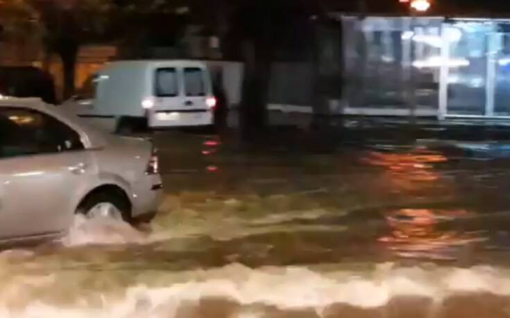 Εικόνες από τους πλημμυρισμένους δρόμους στο Μενίδι