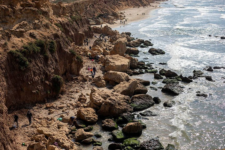 Πετρελαιοκηλίδα «μαύρισε» τις ακτές του Ισραήλ με πίσσα