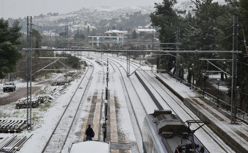 Δέντρο έπεσε σε συρμό στη γραμμή Αθήνα-Χαλκίδα