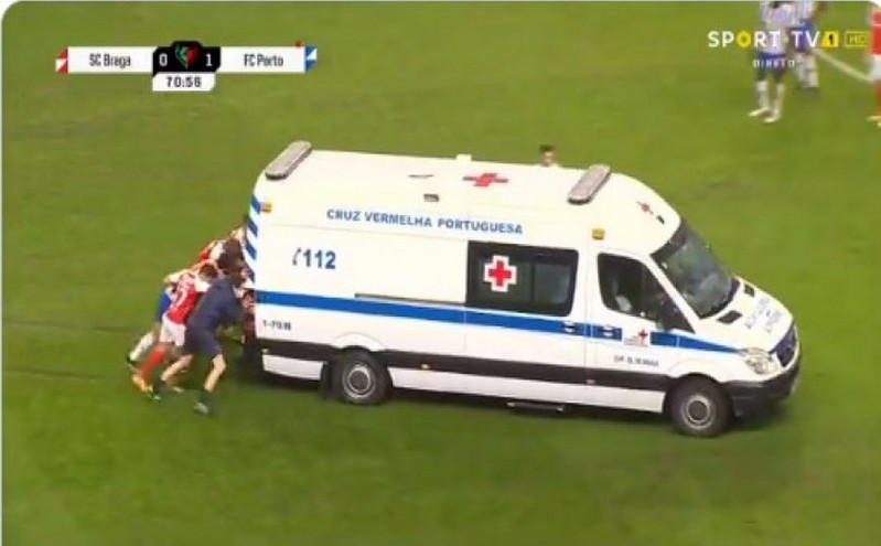Ποδοσφαιριστές σπρώχνουν ασθενοφόρο που κόλλησε στη λάσπη