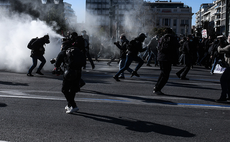 ΓΑΔΑ για την ένταση στο πανεκπαιδευτικό συλλαλητήριο: 20 άτομα έριξαν μολότοφ, πέτρες και πυροσβεστήρες στους αστυνομικούς