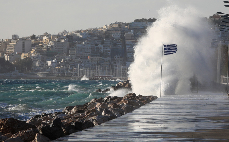 Καιρός: Καταιγίδες, άνεμοι μέχρι 9 μποφόρ και αισθητή πτώση της θερμοκρασίας