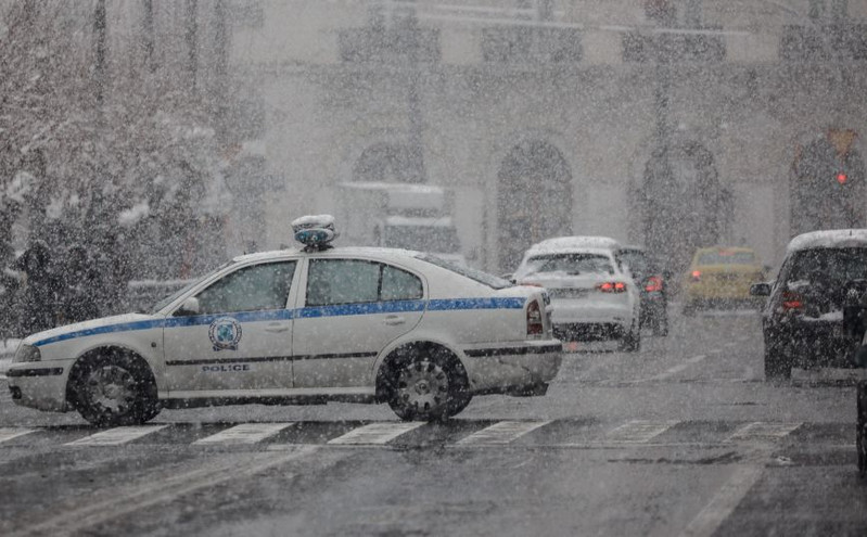 Αθήνα: Με 37 μηχανήματα δίνει τη «μάχη» ο δήμος κόντρα στον χιονιά