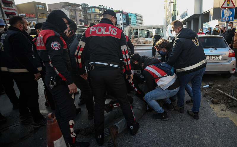 Μπαράζ συλλήψεων στους φιλοκουρδικούς κύκλους της Τουρκίας: Χειροπέδες σε 718 άτομα