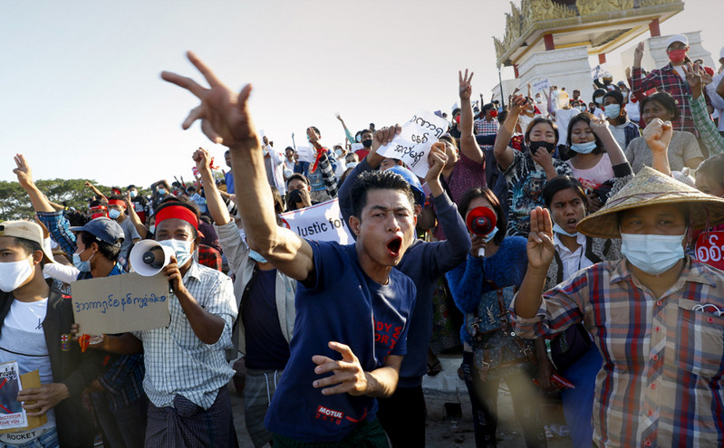 Παραμένουν στους δρόμους οι πολίτες της Μιανμάρ παρά τον φόβο αντιποίνων