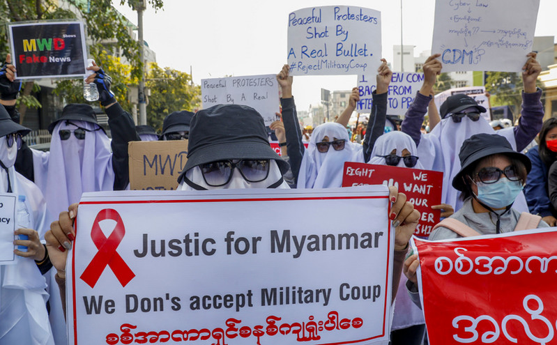 Μιανμάρ: Νεκρή 20χρονη διαδηλώτρια που είχε πυροβοληθεί στο κεφάλι