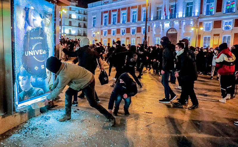Συγκρούσεις στην Ισπανία για τη φυλάκιση του ράπερ Χασέλ: Καταδικάζει κάθε μορφή βίας ο Σάντσεθ