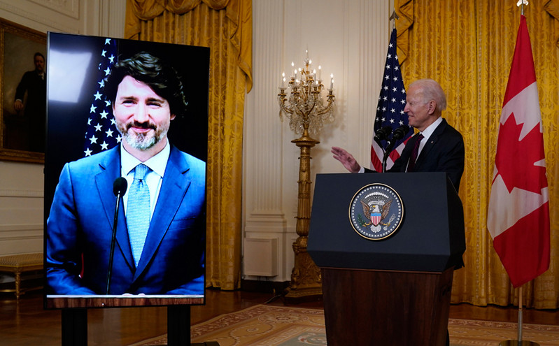 Μπάιντεν - Τριντό δίνουν τα χέρια με στόχο την επίτευξη μηδενικών εκπομπών ρύπων μέχρι το 2050