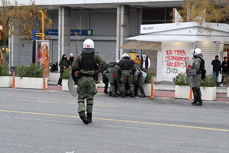 Σύνταγμα: Συμπλοκές  μεταξύ αρνητών των μέτρων και της Αστυνομίας