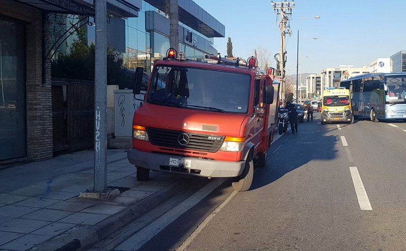 Επίθεση σε πυροσβεστικό όχημα στο Σχιστό – Στο νοσοκομείο ένας πυροσβέστης