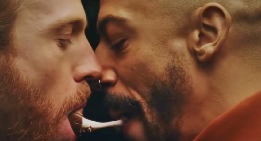 Διχάζει μια διαφήμιση όπου ένα ζευγάρι ανδρών μοιράζεται την σοκολάτα με το στόμα