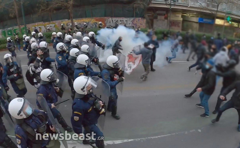 Βίντεο και νέες εικόνες από την ένταση στην Πανεπιστημίου: Δακρυγόνα και προσαγωγές στην πορεία για τον Κουφοντίνα