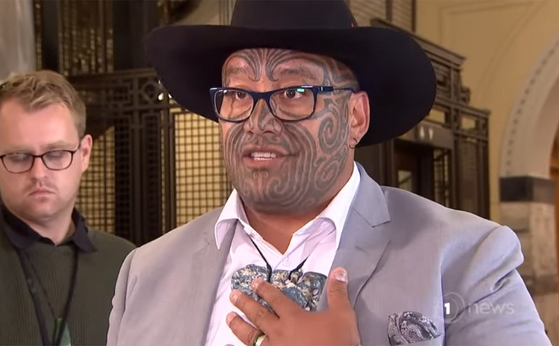 Αρνείται να φορέσει γραβάτα στο κοινοβούλιο Μαορί βουλευτής της Νέας Ζηλανδίας