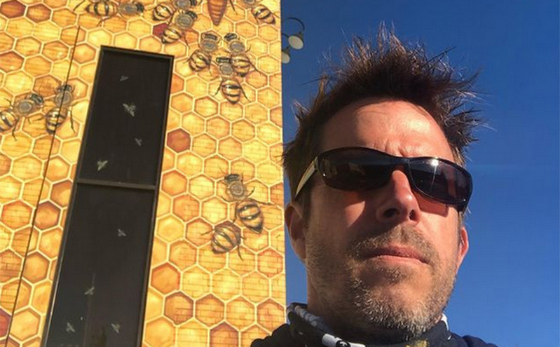 Καλλιτέχνης ταξιδεύει στον κόσμο για να ζωγραφίσει 50.000 μέλισσες