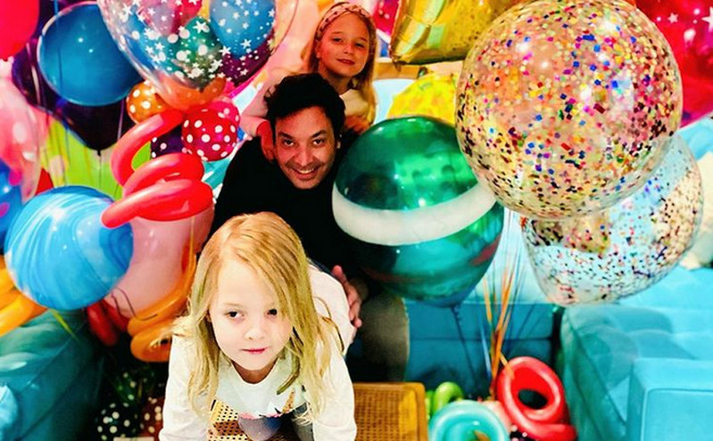 Eφτά χρόνια ««The Tonight Show»: Ο Τζίμι Φάλον γιορτάζει στο σπίτι με τις κόρες του