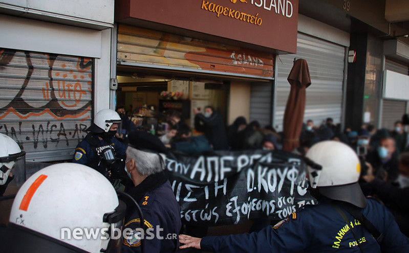 Ένταση στην συγκέντρωση για τον Κουφοντίνα στο κέντρο της Αθήνας &#8211; Ξύλο της αστυνομίας στους διαδηλωτές