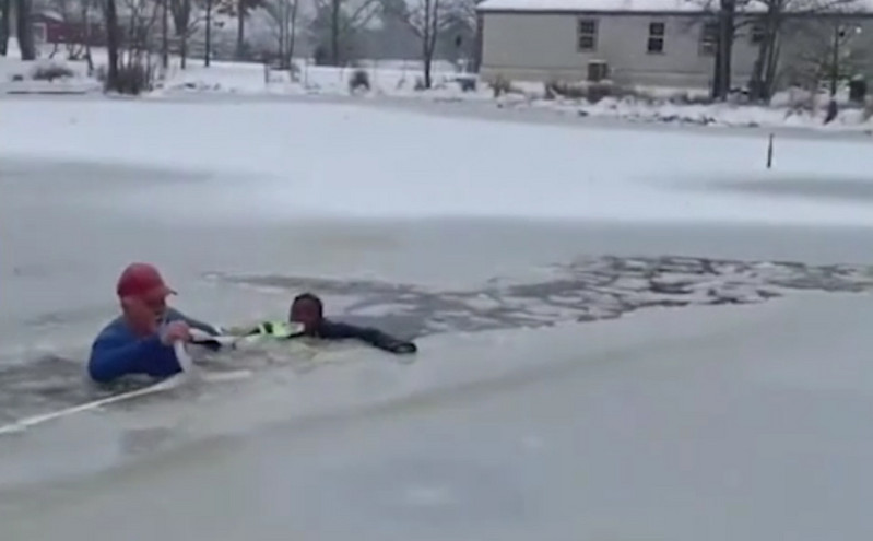 Δραματικές στιγμές σε παγωμένη λίμνη: Ο πάγος έσπασε και 11χρονο αγόρι έπεσε στο νερό