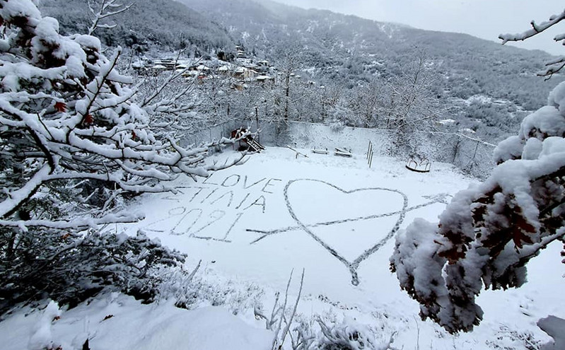 Μια καρδιά από χιόνι για τους ερωτευμένους του χωριού Στίλια στη Φωκίδα