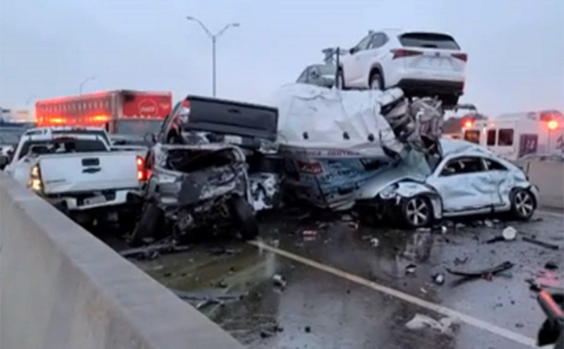 Απίστευτες εικόνες από καραμπόλα 100 οχημάτων: Εγκλωβίστηκαν οδηγοί, πολλοί τραυματίστηκαν