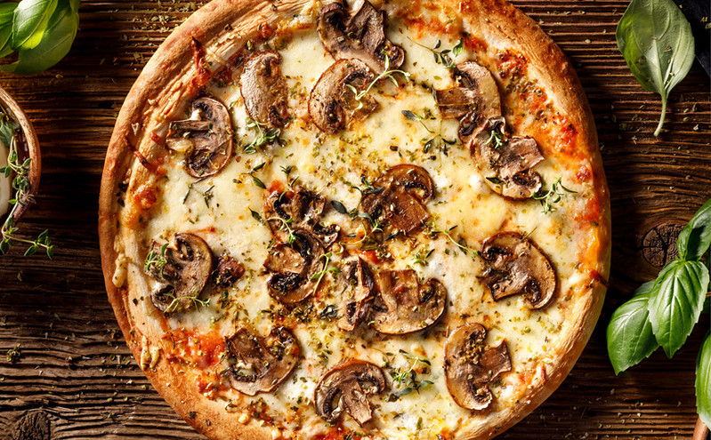 Πίτσα με άγρια μανιτάρια και μυρωδικά
