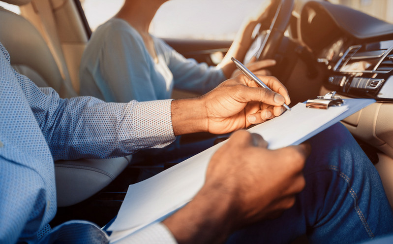 Δίπλωμα οδήγησης: Τι αλλάζει στις εξετάσεις &#8211; Και 17χρονοι στο τιμόνι αλλά με συνοδό