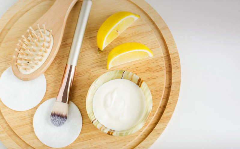 Γιατί είναι καλό να βάζετε γιαούρτι στο πρόσωπο και τα μαλλιά σας