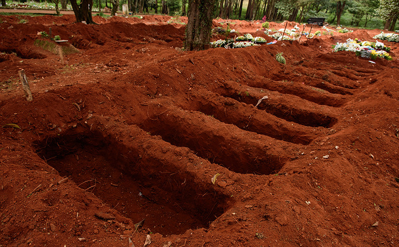 Εφιαλτικός θάνατος για 42χρονο που έσκαβε τάφους: Το χώμα έπεσε πάνω του και τον εγκλώβισε