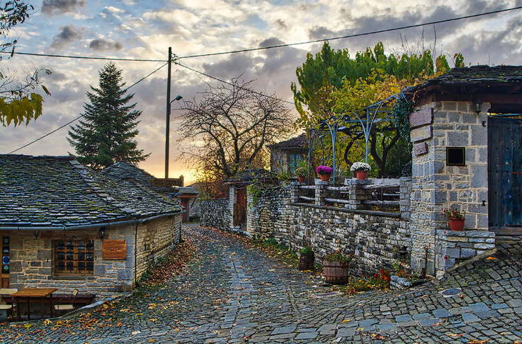 Ο παραδοσιακός οικισμός στο Ζαγόρι που φαίνεται σαν ψεύτικος