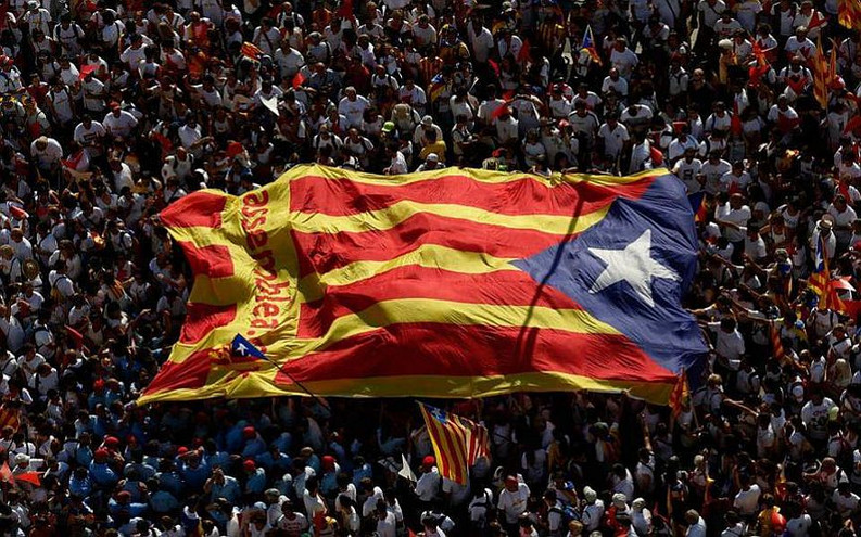 Ισπανία: Αυτονομιστικά κόμματα αναμένεται να επικρατήσουν στο περιφερειακό κοινοβούλιο της Καταλονίας