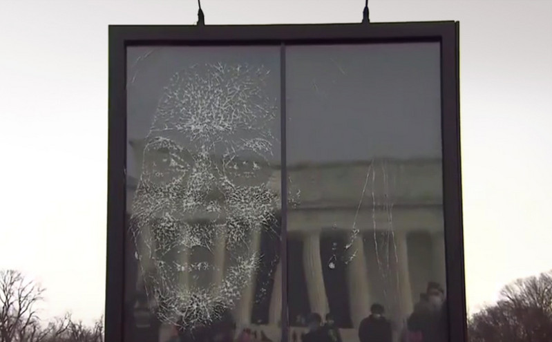 Εντυπωσιακό πορτρέτο της Καμάλα Χάρις από θρυμματισμένο γυαλί
