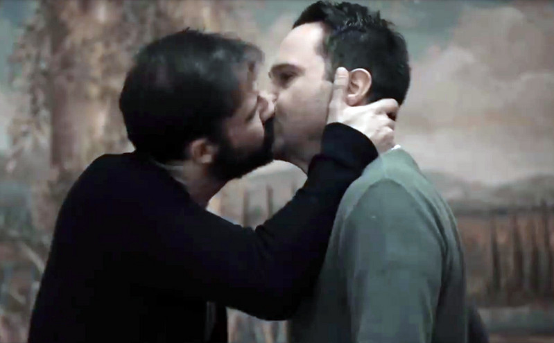 To φιλί ομοφυλόφιλων στην κρατική τηλεόραση της Κύπρου που έφερε αντιδράσεις