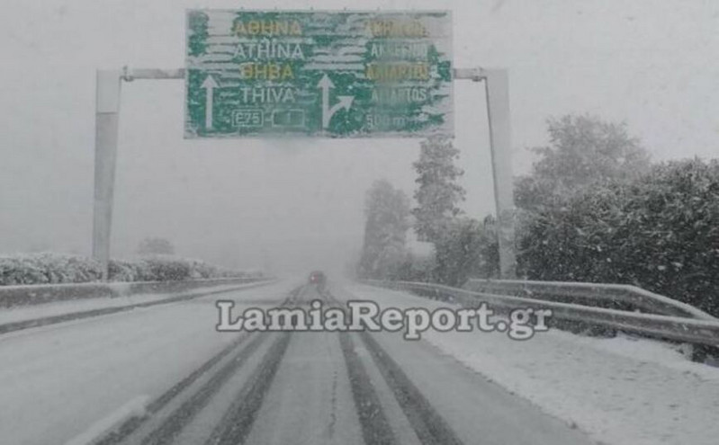 «Μάχη» με το χιόνι για να ανοίξει η εθνική οδός Λαμίας &#8211; Αθηνών