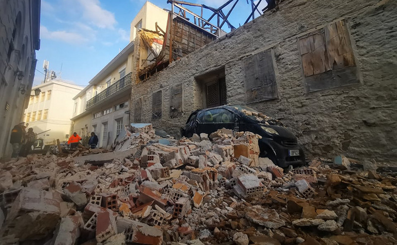 Σύρος: Έπεσε τοίχος εγκαταλελειμμένου κτιρίου &#8211; Ζημιές σε τρία αυτοκίνητα