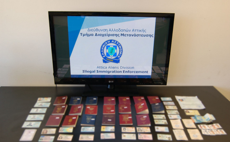 Στα χέρια της ΕΛΑΣ κύκλωμα που έκανε ηλεκτρονικό «παζάρι» διαβατηρίων και διακίνηση μεταναστών