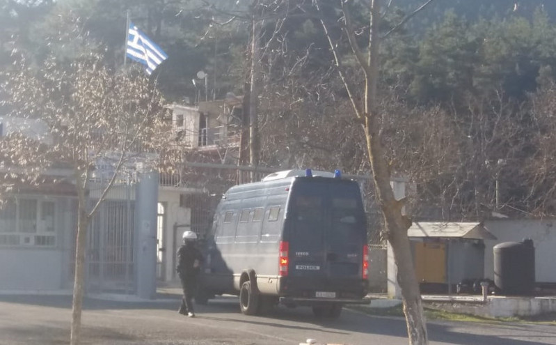 Στις φυλακές Τρίπολης έφθασε ο Δημήτρης Λιγνάδης – Οι εικόνες από τη μεταγωγή του