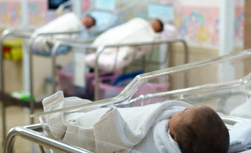 Το τεστ DNA τους «λύτρωσε» μετά το μπέρδεμα με τα δύο μωρά σε μαιευτήριο της Λάρισας