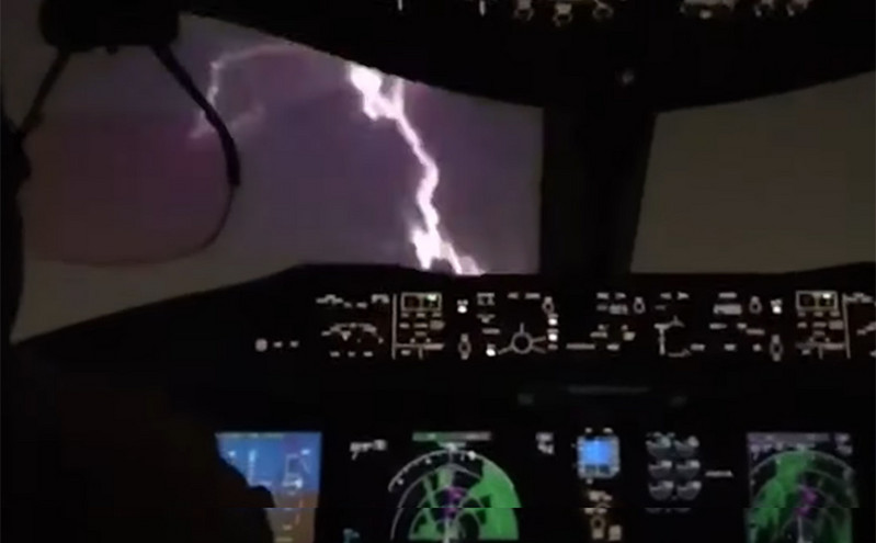 Τρομακτικό βίντεο: Κεραυνός χτυπάει αεροπλάνο τη στιγμή που ετοιμάζεται για προσγείωση