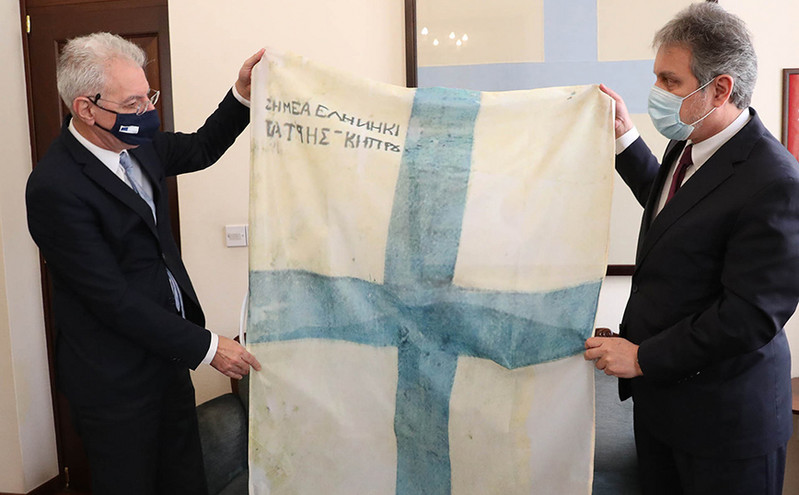 Στη Λευκωσία αντίγραφο της σημαίας των Κυπρίων αγωνιστών της επανάστασης του 1821