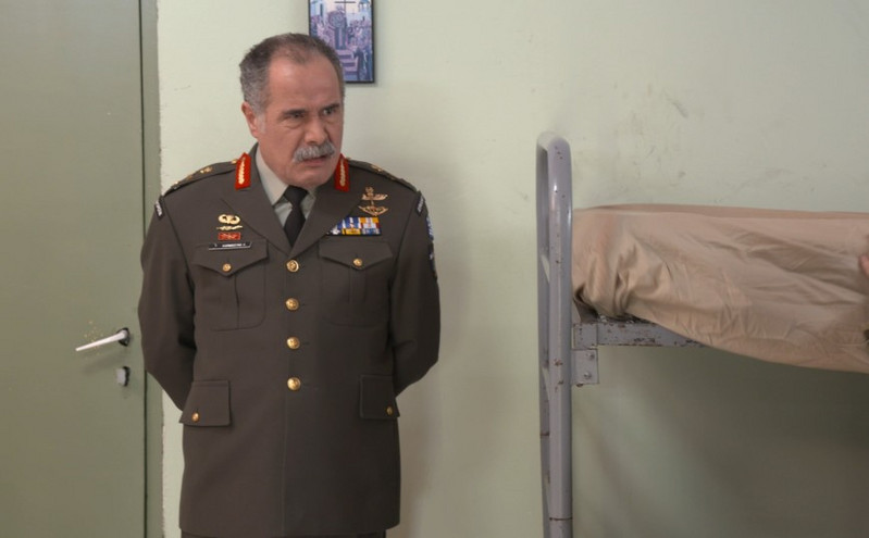 Παρουσιάστε!: Ο Ταξίαρχος συμπεριφέρεται αλλόκοτα και το στρατόπεδο οδηγείται σε χάος