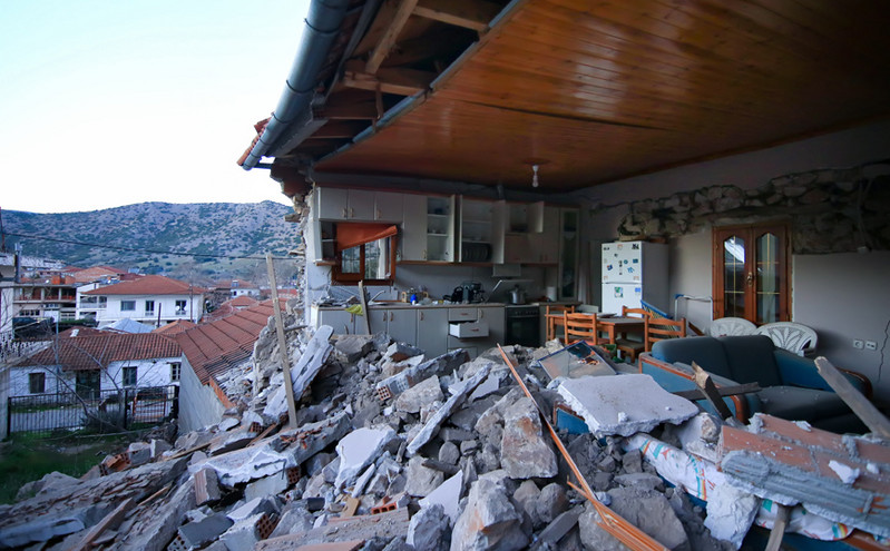 Σεισμός στην Ελασσόνα: Εικόνες από τα διαλυμένα σπίτια στο Δαμάσι