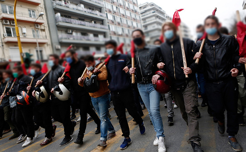Πορεία φοιτητών στη Θεσσαλονίκη &#8211; Καπνογόνα και συνθήματα στο κέντρο της πόλης